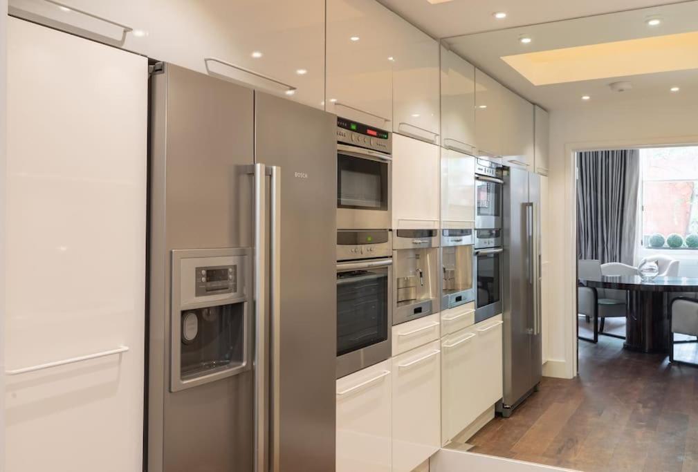 Super Knightsbridge 2 Bed Gound Floor * Londen