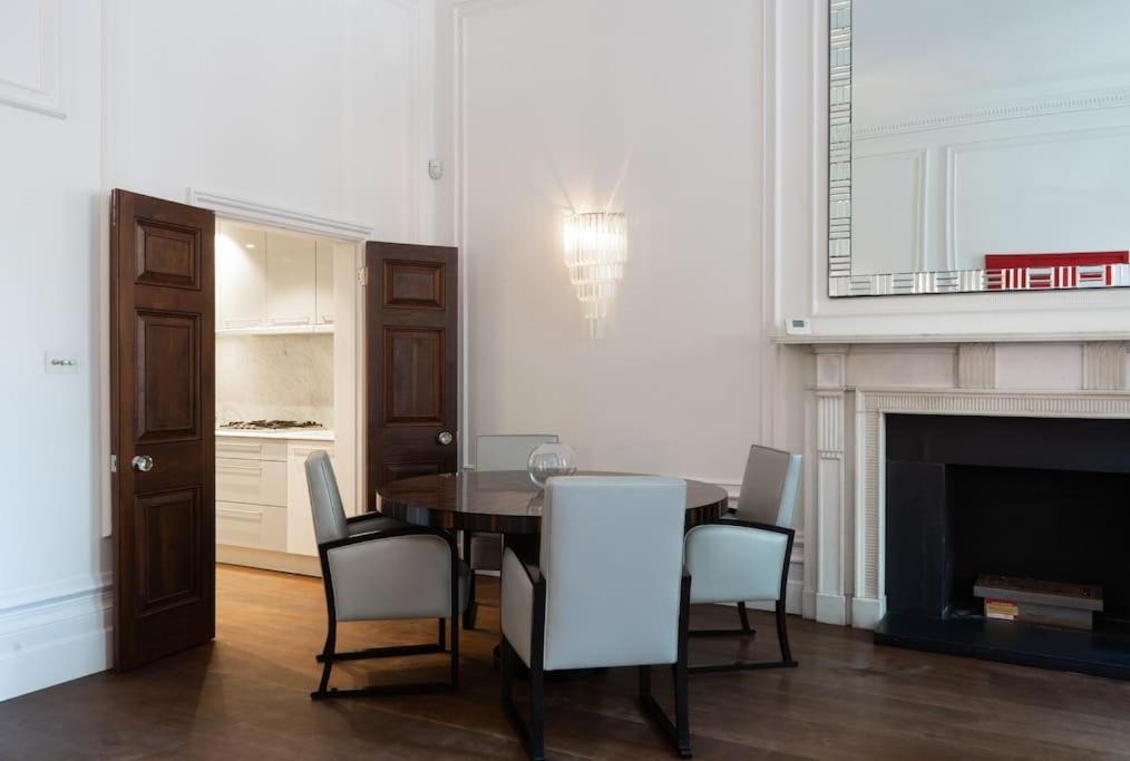 Super Knightsbridge 2 Bed Gound Floor * Londen